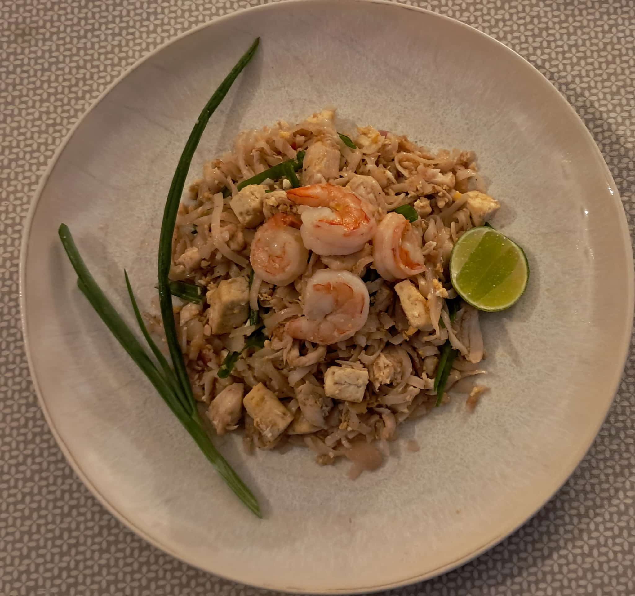 Pad Thai mit Garnelen und Hühnchen