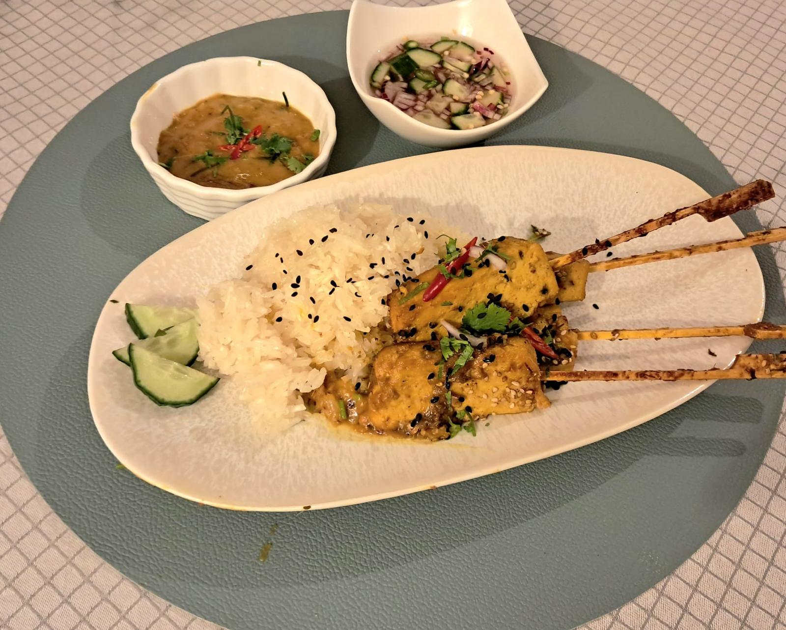 Tofu Satay Spieße mit Erdnusssauce und Reis